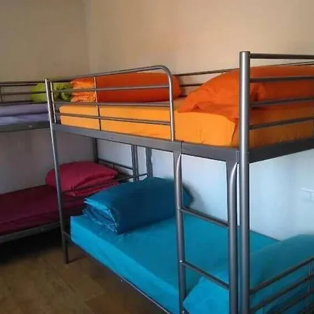 Hostel De *